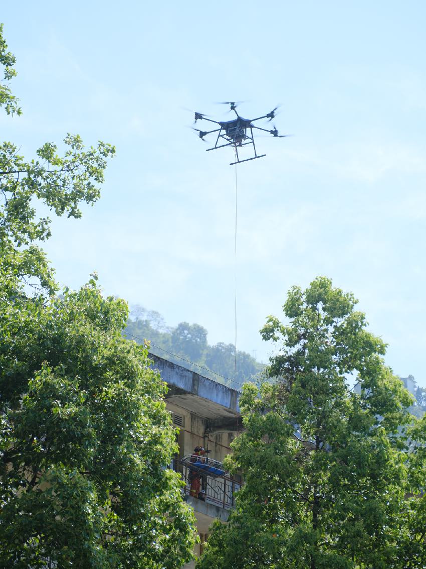 5月12日，雅安石棉，一架無人機(jī)在現(xiàn)場參加地震地震演練。程雪力攝