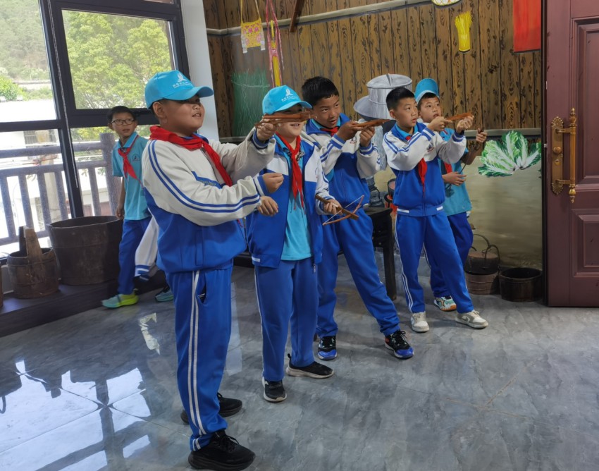 學(xué)生體驗“射弩”非遺游戲。德昌縣委宣傳部供圖