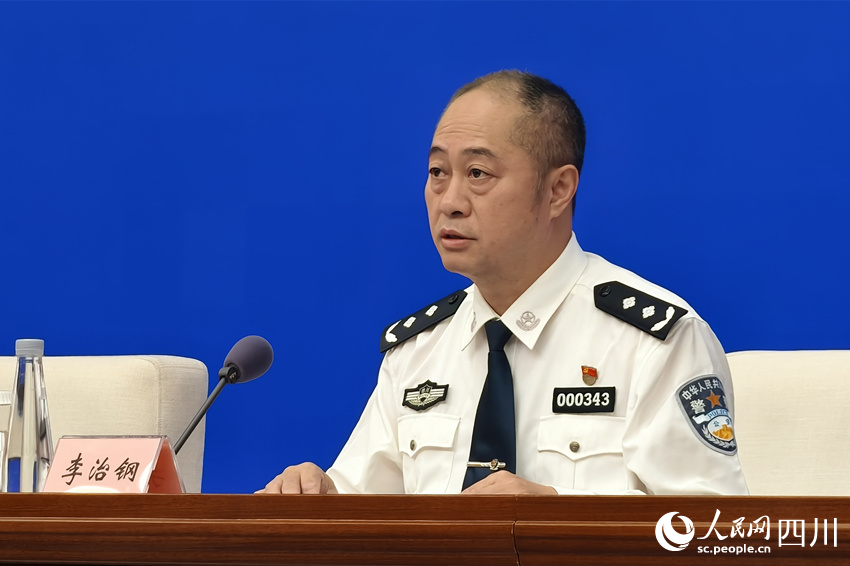 四川省公安廳經(jīng)偵總隊總隊長李治鋼。人民網(wǎng) 趙祖樂攝