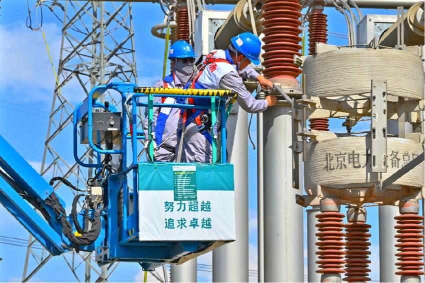 5月7日，在四川省涼山州錦屏±800千伏特高壓換流站，國網(wǎng)四川送變電公司檢修人員正在解除直流場設備引線，做好電氣試驗準備工作。彭寶俊攝