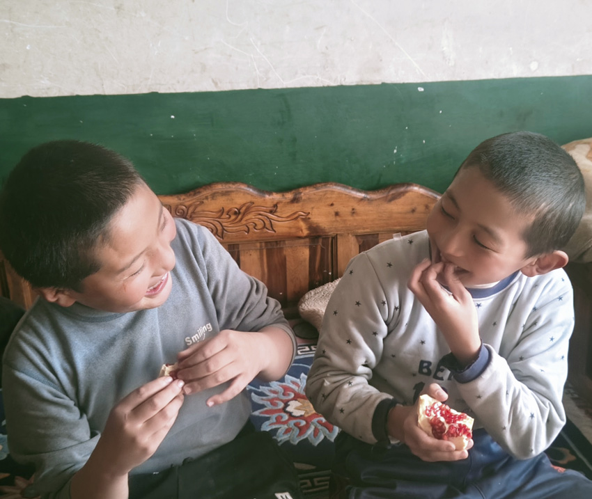 孩子們吃起石榴很開心。受訪者供圖