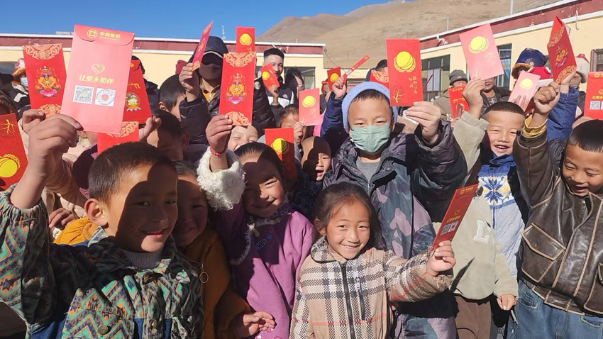 孩子們拿到了愛心紅包。受訪者供圖