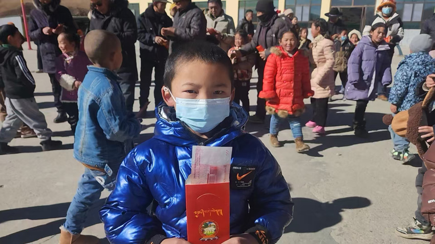 拿到紅包，歡喜過年。受訪者供圖