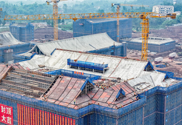 四川省重點工程廣安理工學(xué)院的建設(shè)者在進行房屋主體結(jié)構(gòu)封頂施工。邱海鷹攝