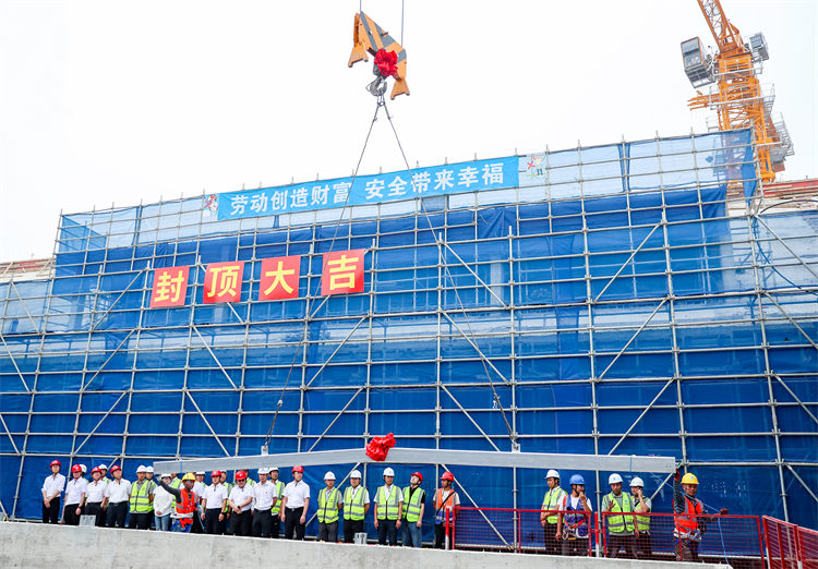 在四川省重點(diǎn)工程廣安理工學(xué)院建設(shè)現(xiàn)場(chǎng)，隨著最后一根鋼梁吊裝就位，該項(xiàng)目建設(shè)迎來(lái)關(guān)鍵節(jié)點(diǎn)——主體工程提前45天實(shí)現(xiàn)封頂。邱海鷹攝