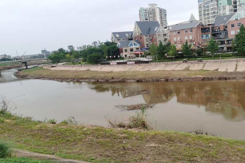生態(tài)治理前的瓊江河道。遂寧市河長辦供圖