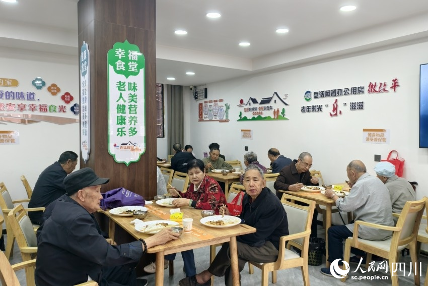 老年食堂內(nèi)，老人們正在享用午餐。人民網(wǎng) 趙祖樂(lè)攝