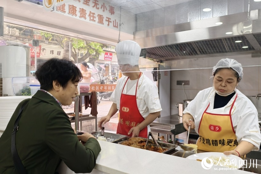 老年食堂取餐口前，廚師正在按需為老人打飯。人民網(wǎng) 趙祖樂(lè)攝