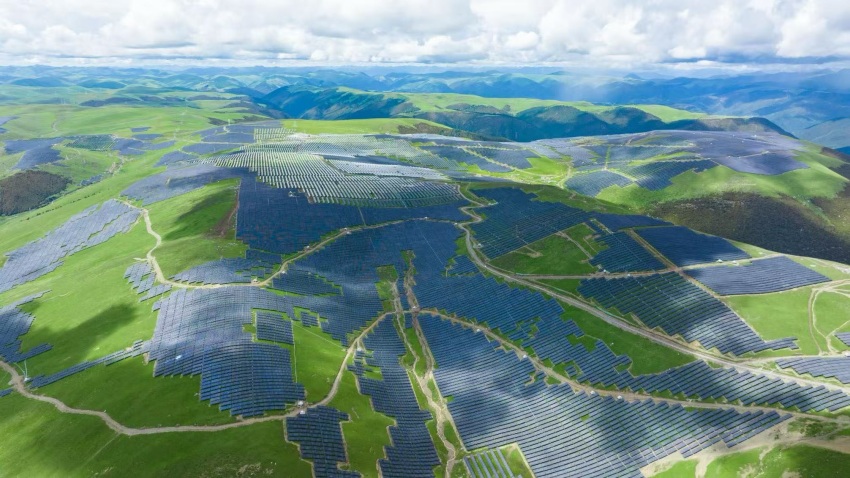 全球已建成投產(chǎn)最大水光互補柯拉光伏電站。甘孜州委宣傳部供圖 