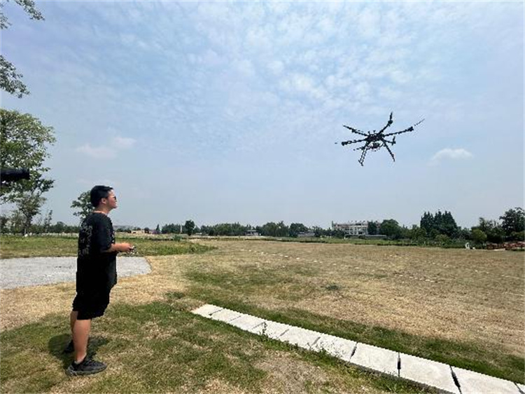 吳峻峰操作無人機飛行。受訪者供圖