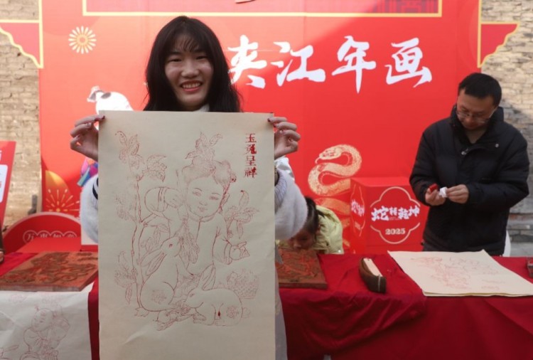 在夾江宣紙上作畫。夾江縣融媒體中心供圖