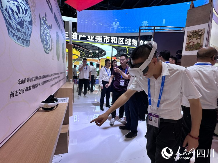 戴VR鏡”游“樂山。人民網(wǎng)記者 王波攝