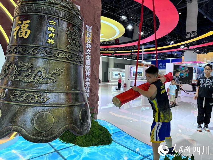 撞鐘祈福。人民網(wǎng)記者 王波攝