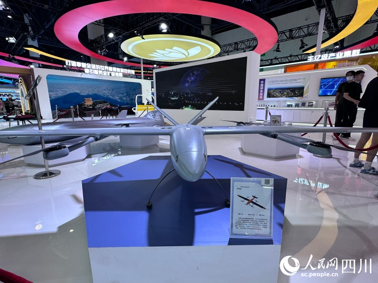 ”樂山造“無人機(jī)展示。人民網(wǎng)記者 王波攝
