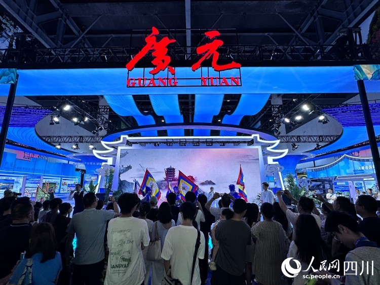 市民在廣元館觀看傳統(tǒng)文藝表演。人民網(wǎng)記者 王波攝