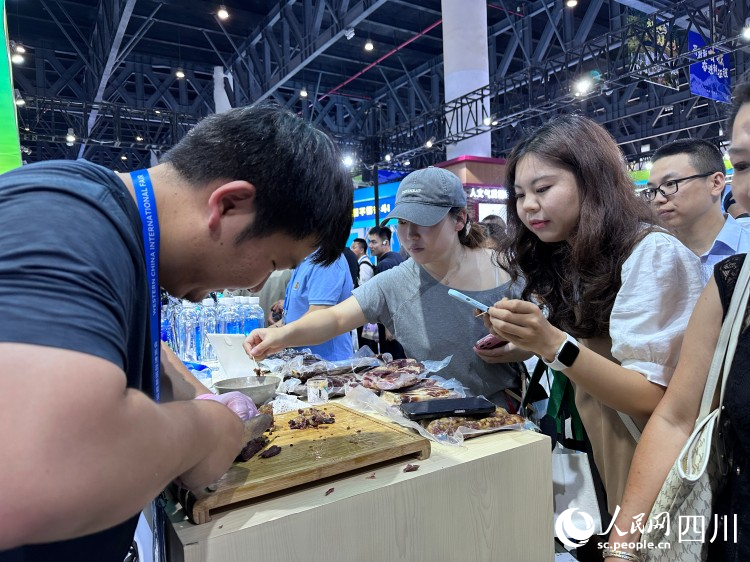 市民品嘗阿壩藏香豬肉。人民網(wǎng)記者 王波攝