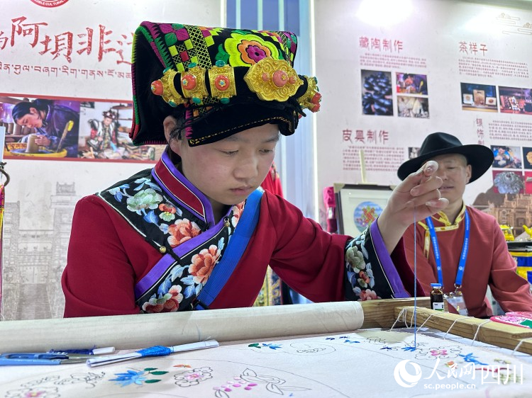 現(xiàn)場刺繡。人民網(wǎng)記者 王波攝
