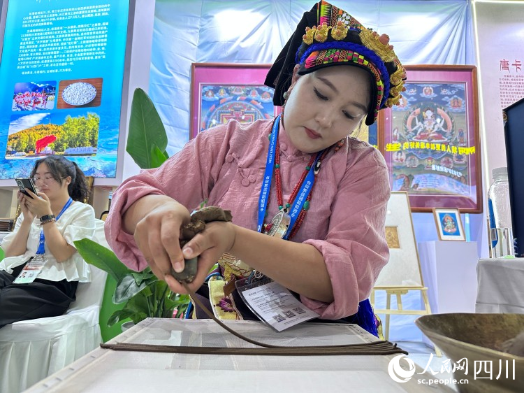 現(xiàn)場制作藏香。人民網(wǎng)記者 王波攝