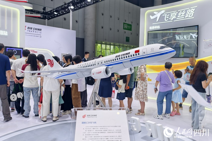 中國國際航空公司展館內(nèi)擺放的國航C919飛機模型。人民網(wǎng) 趙祖樂攝