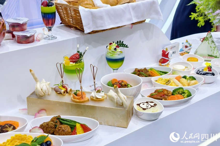 中國國際航空公司展館內(nèi)的特色機上美食。人民網(wǎng) 趙祖樂攝