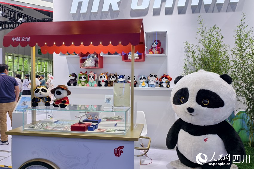 中國國際航空公司展館內(nèi)的文創(chuàng)產(chǎn)品區(qū)。人民網(wǎng) 趙祖樂攝