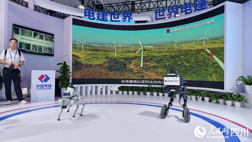 中國電建在西博會設(shè)置的“電建世界 世界電建”主題特裝展位。人民網(wǎng) 趙祖樂攝