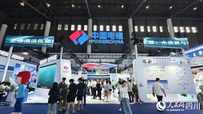 中國電建在西博會設(shè)置的“電建世界 世界電建”主題特裝展位。人民網(wǎng) 趙祖樂攝