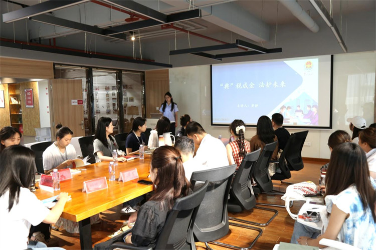 稅務(wù)干部進(jìn)企業(yè)進(jìn)行普法宣傳和政策宣講。達(dá)州市稅務(wù)局供圖