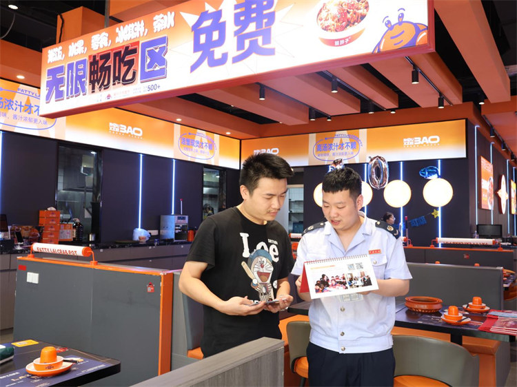 稅務(wù)干部對(duì)商圈商鋪進(jìn)行“面對(duì)面”答疑。達(dá)州市稅務(wù)局供圖