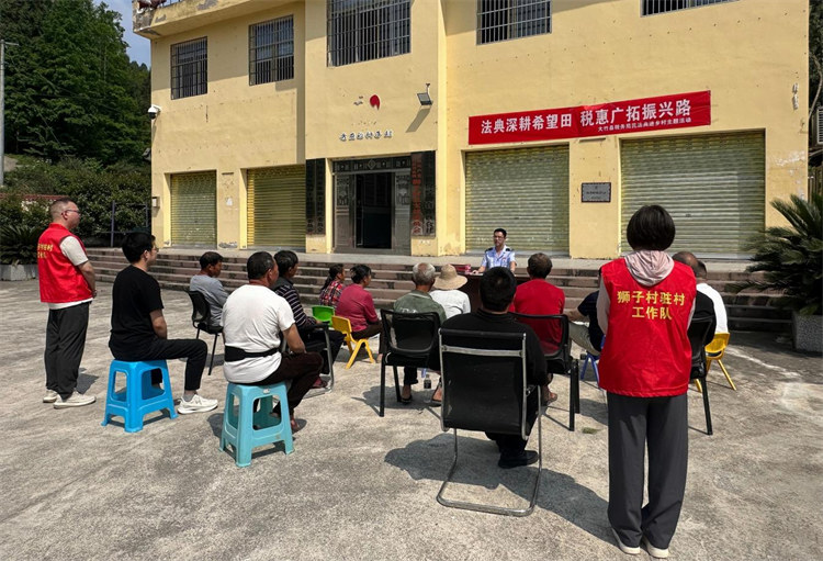 稅務(wù)干部下鄉(xiāng)開設(shè)法治流動(dòng)課堂。達(dá)州市稅務(wù)局供圖