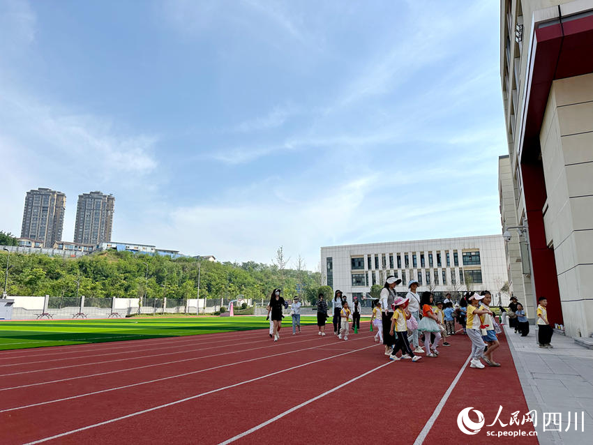 清泉壩片區(qū)新建南充市將軍學(xué)校。人民網(wǎng)記者 王波攝
