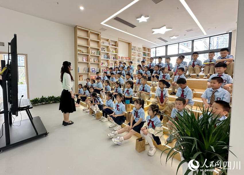 南充市將軍學(xué)校課堂上的孩子們。人民網(wǎng)記者 王波攝