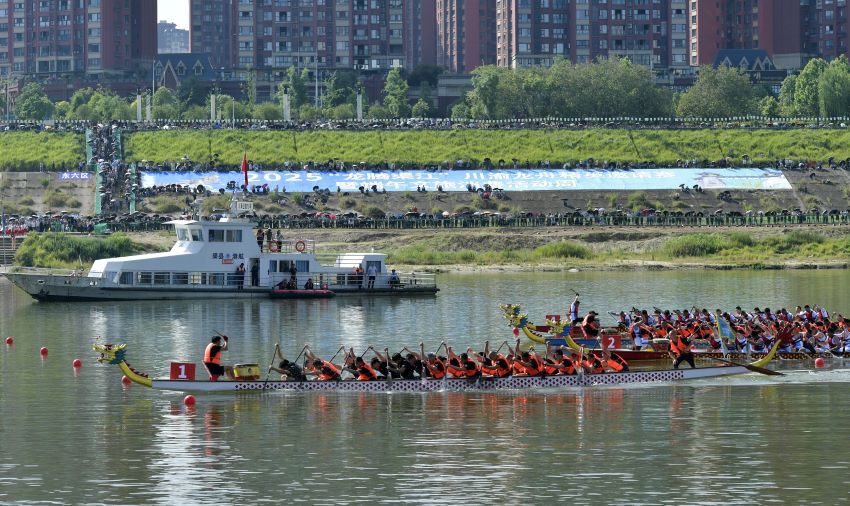 熙熙攘攘的龍舟比賽現(xiàn)場(chǎng)。楊東攝.JPG