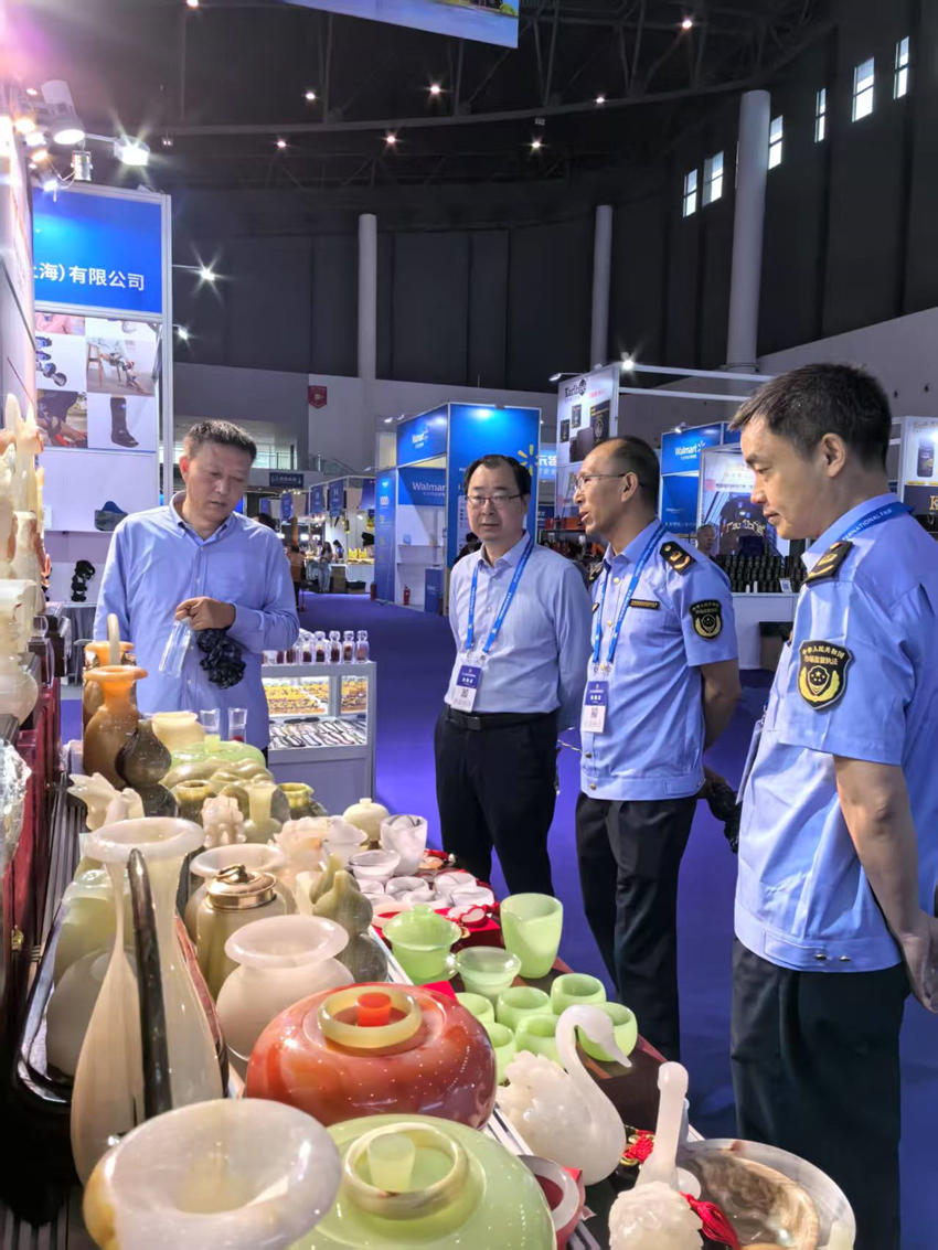 四川省市場監(jiān)管局工作人員正在巡查。西博會(huì)組委會(huì)供圖