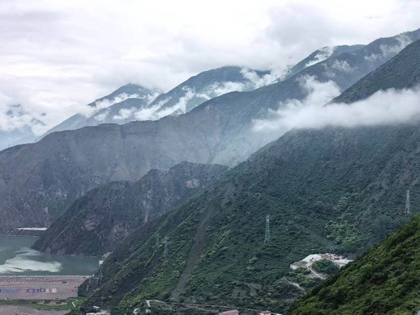 大渡河邊，高山巍巍。人民網(wǎng)記者 劉海天攝
