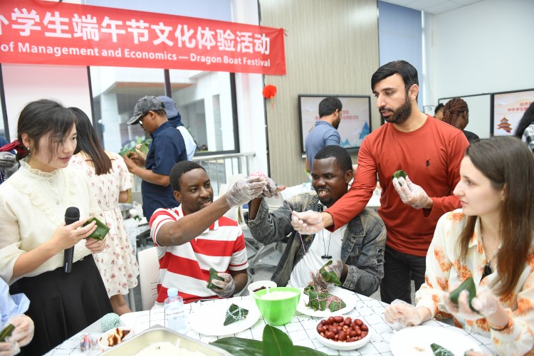 將各種餡放進(jìn)粽子里面。向雨供圖