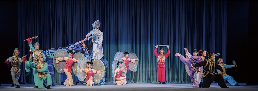 李玲琳在川劇《白蛇傳 金山寺》一折中飾演武白蛇。成都市川劇研究院供圖.