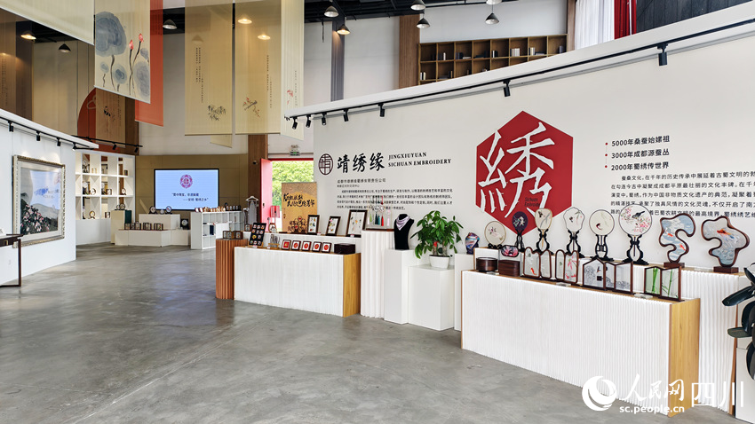 創(chuàng)意中心里的蜀繡產(chǎn)品琳瑯滿目。人民網(wǎng) 趙祖樂攝