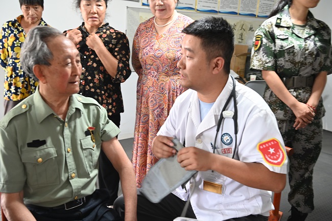 義診現(xiàn)場。蔣兵供圖