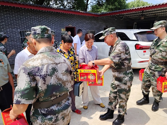 發(fā)放慰問品。蔣兵供圖