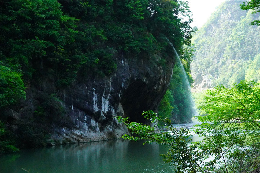 青山疊翠碧玉色。
