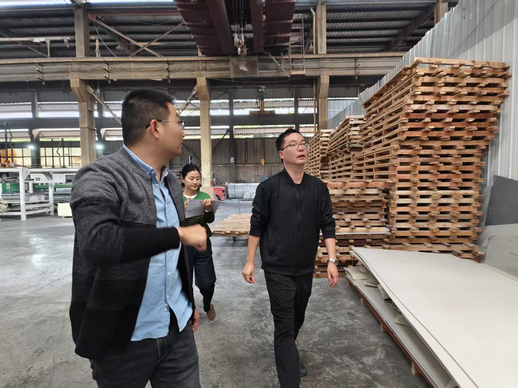 政府工作人員走訪企業(yè)征集建議。青白江區(qū)委社會(huì)工作部供圖