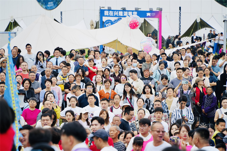 市民游客觀看現(xiàn)場。達霄羽供圖