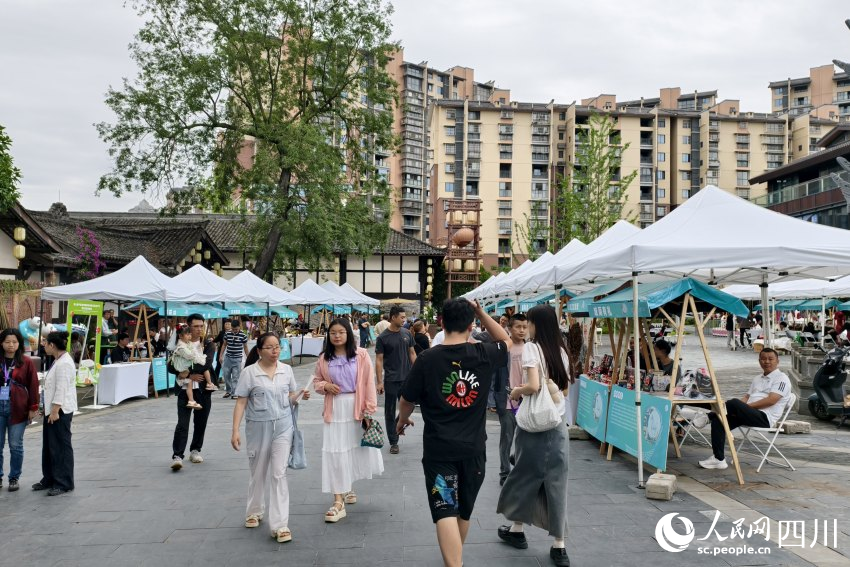非遺產(chǎn)品展示展銷。人民網(wǎng) 趙祖樂攝