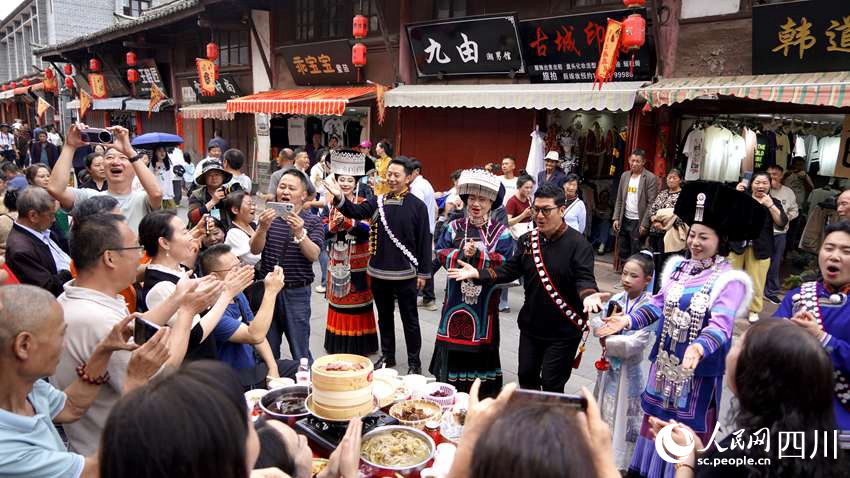 會(huì)理以“藥香千年.古城盛宴”為主題，在古城及元天街、東城巷等10條街巷擺出1256桌露天宴席。沙琳 攝