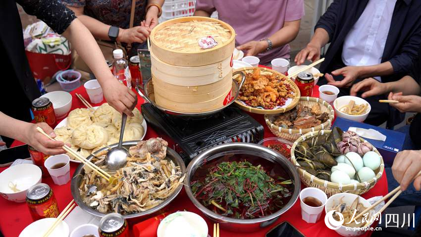 今年端午節(jié)，會理3000余桌藥根宴，吸引天南海北食客匯聚。沙琳 攝 