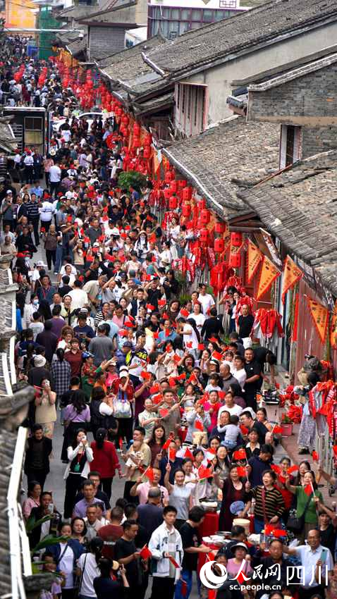 今年端午節(jié)，會(huì)理全市共設(shè)3000余桌藥根宴，吸引天南海北食客匯聚。沙琳 攝
