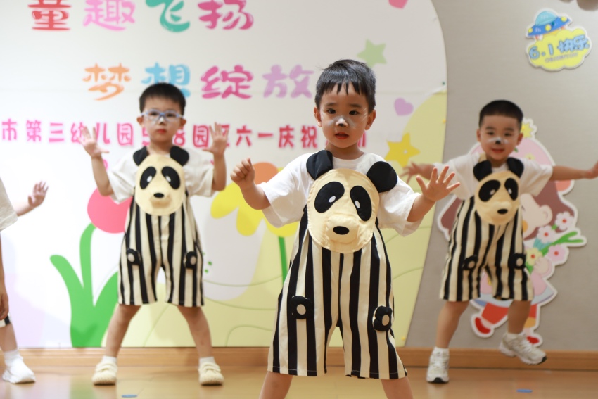孩子們?cè)诒硌荨多洁叫⌒茇垺饭?jié)目。成都市第三幼兒園528園區(qū)供圖