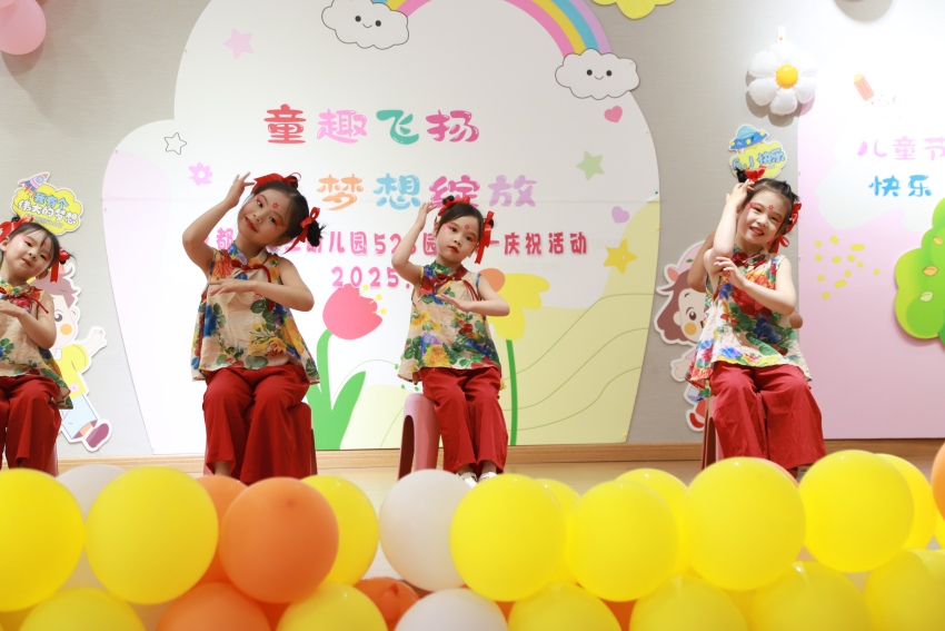 孩子們在表演節(jié)目《小看戲》。成都市第三幼兒園528園區(qū)供圖 