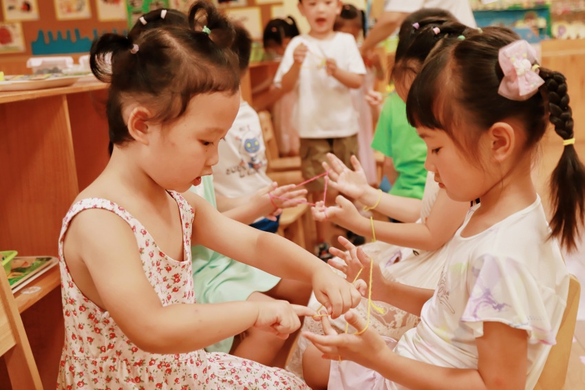 孩子們在玩翻花繩游戲。成都市第三幼兒園528園區(qū)供圖 
